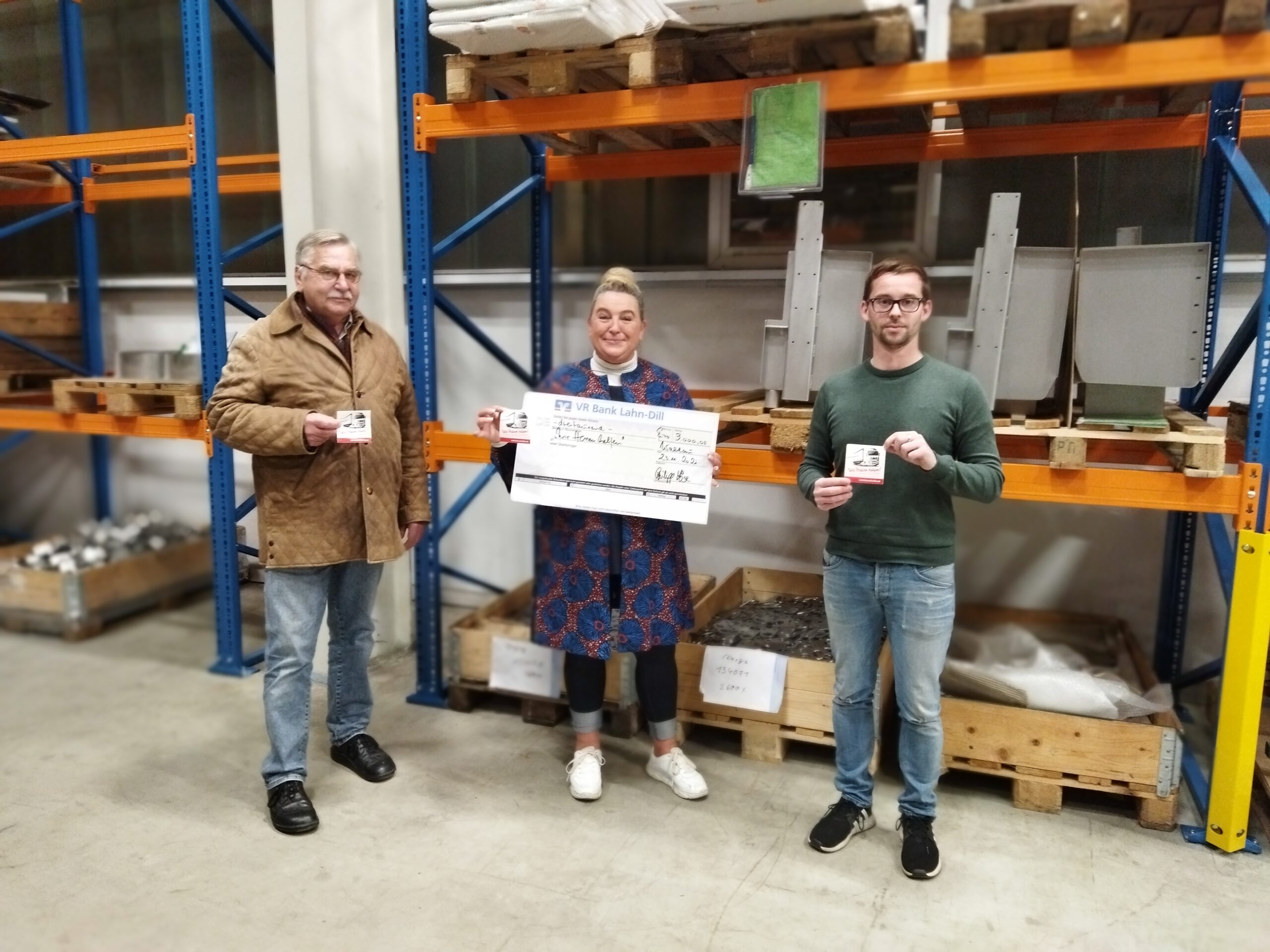 Übergabe 3000 Euro der Mitarbeiterinnen und Mitarbeiter sowie der Geschäftsleitung Firma Höse Metallbau Wallau an Wir Hessen helfen